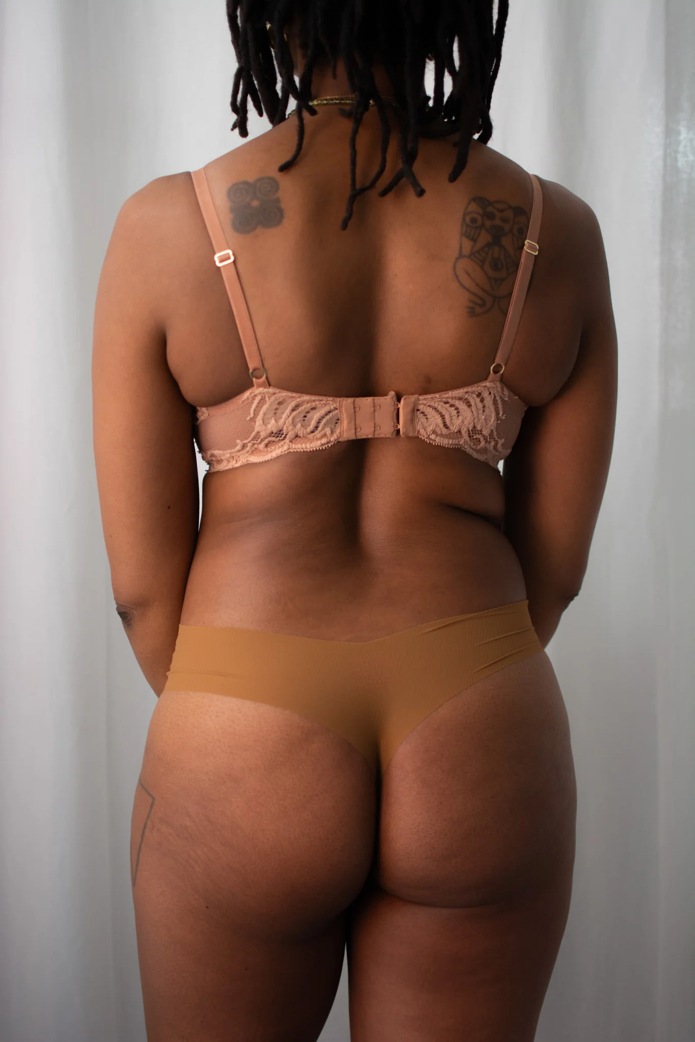 Commando Invisible Rib One Size Thong - Image 11