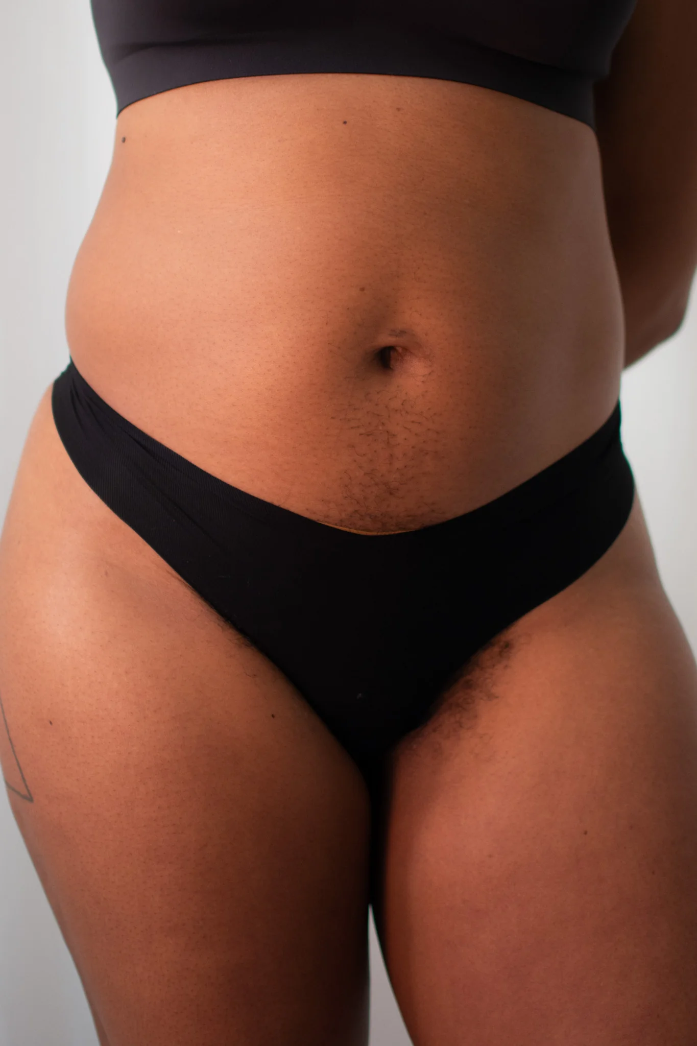 Commando Invisible Rib One Size Thong - Image 3