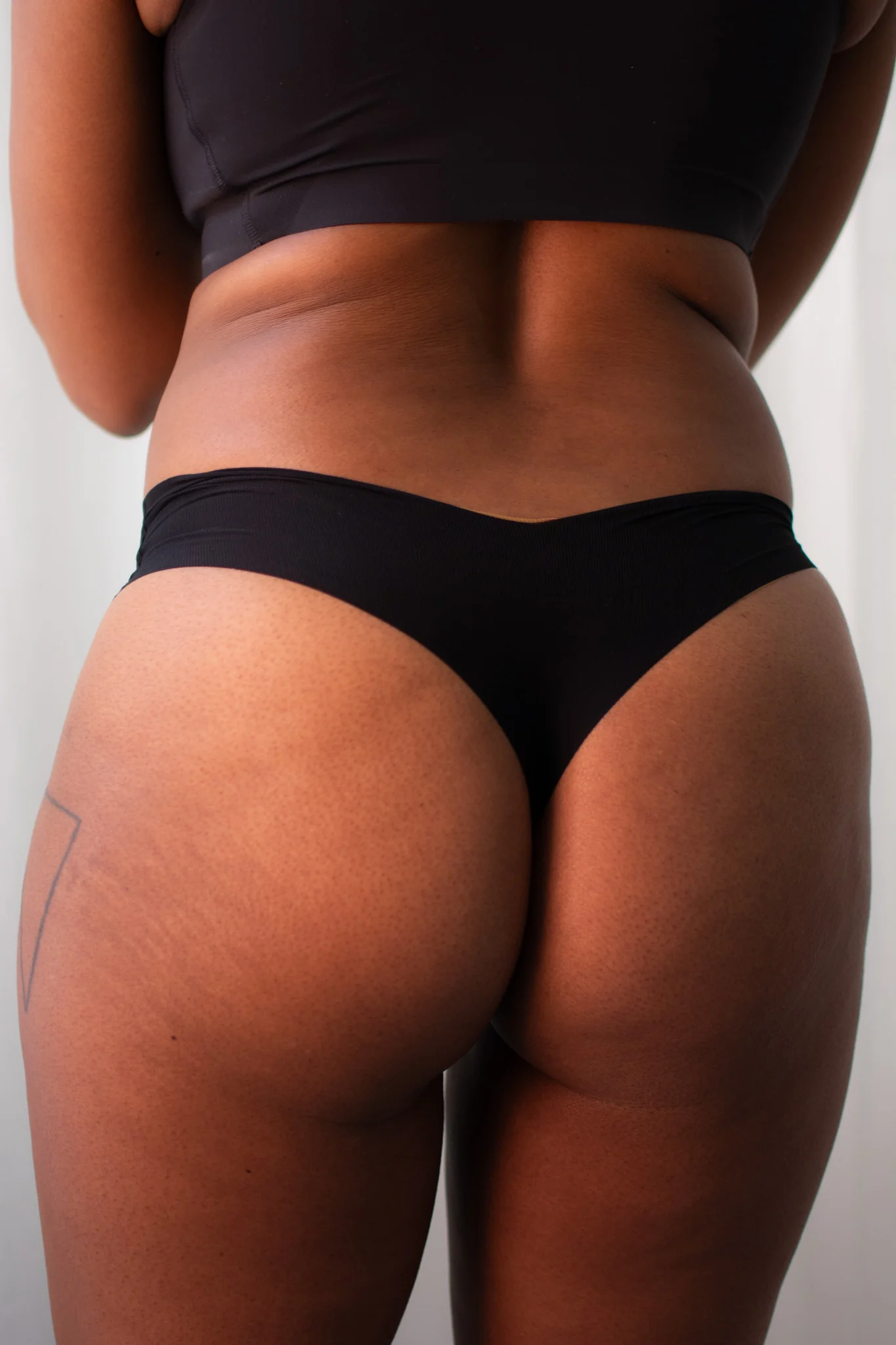 Commando Invisible Rib One Size Thong - Image 6